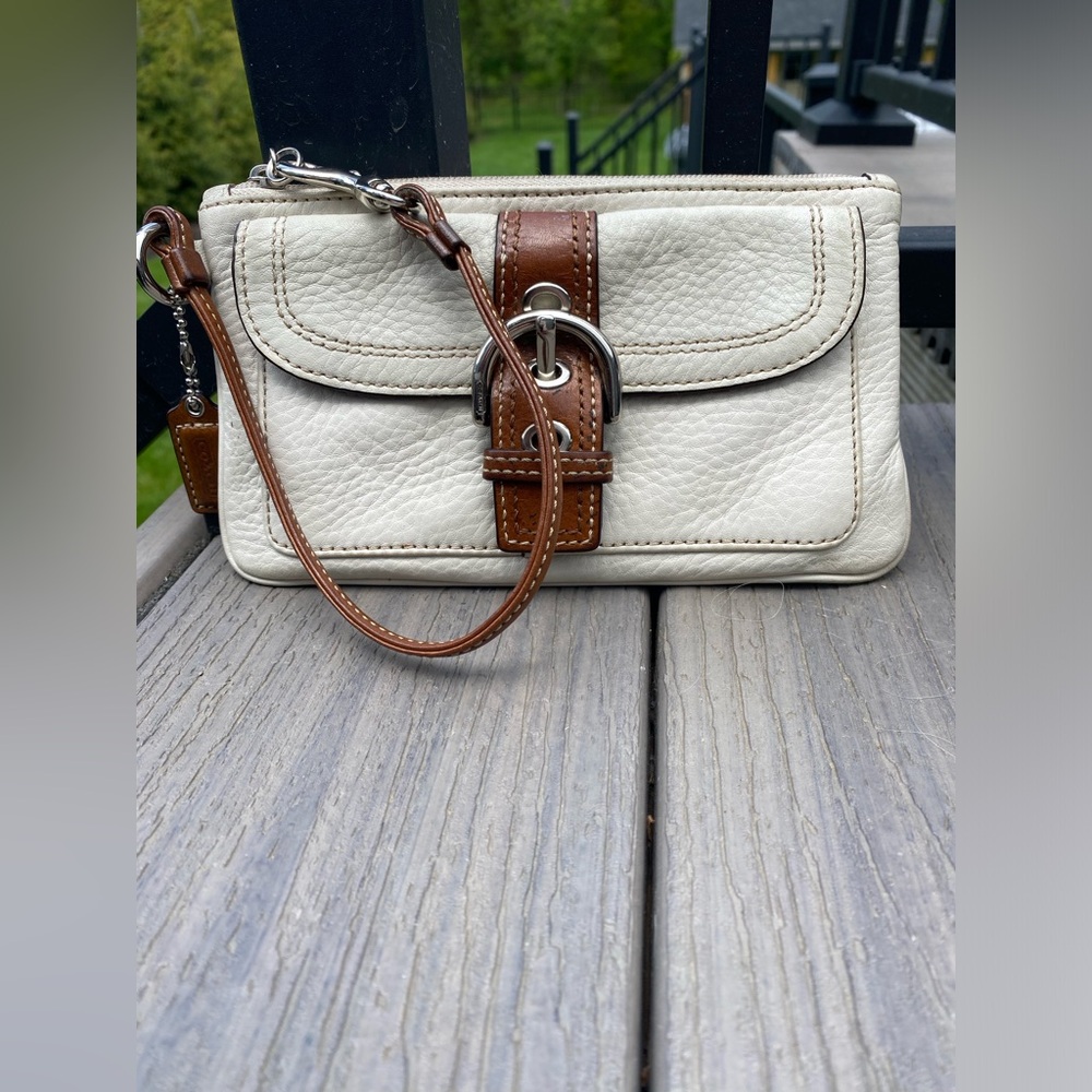 Vintage Coach Hampton Soho Ivory/Saddle Leather Buckle Small Wristlet w/ Hangtag